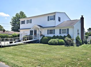542 Outlook Ave, West Babylon, NY 11704