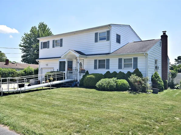 542 Outlook Avenue, West Babylon, NY 11704