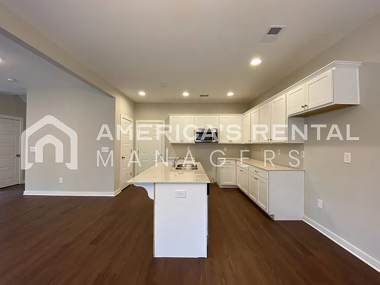 7950 Saint James Dr — Photo 5