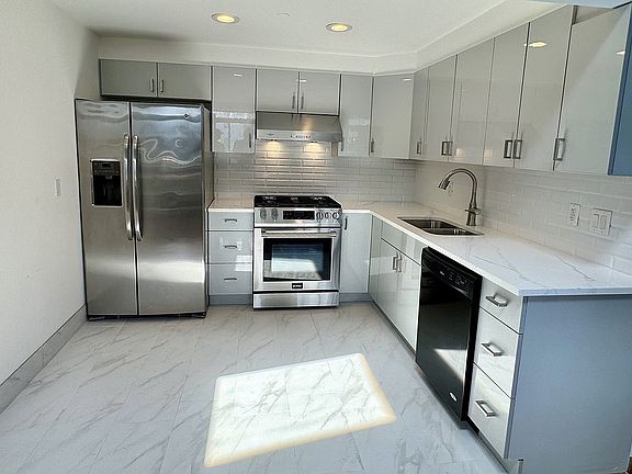 3rd image of 209 Smith St APT 4A