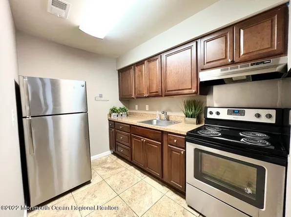 E5 Avon Dr, East Windsor, NJ 08520