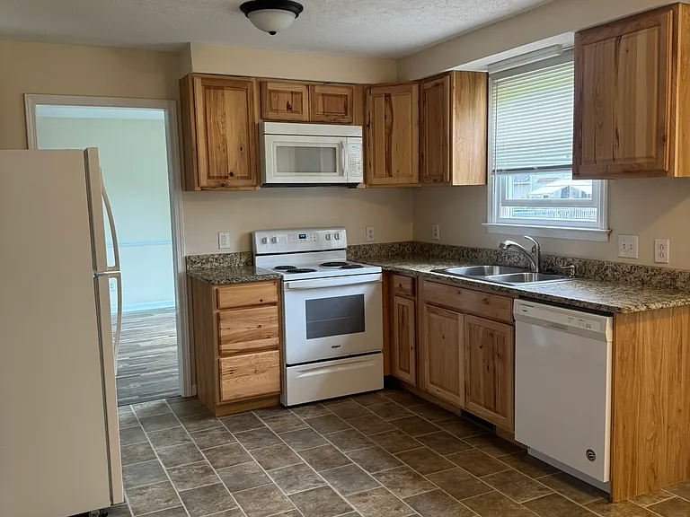 1202 Cobblestone Ln — Photo 2