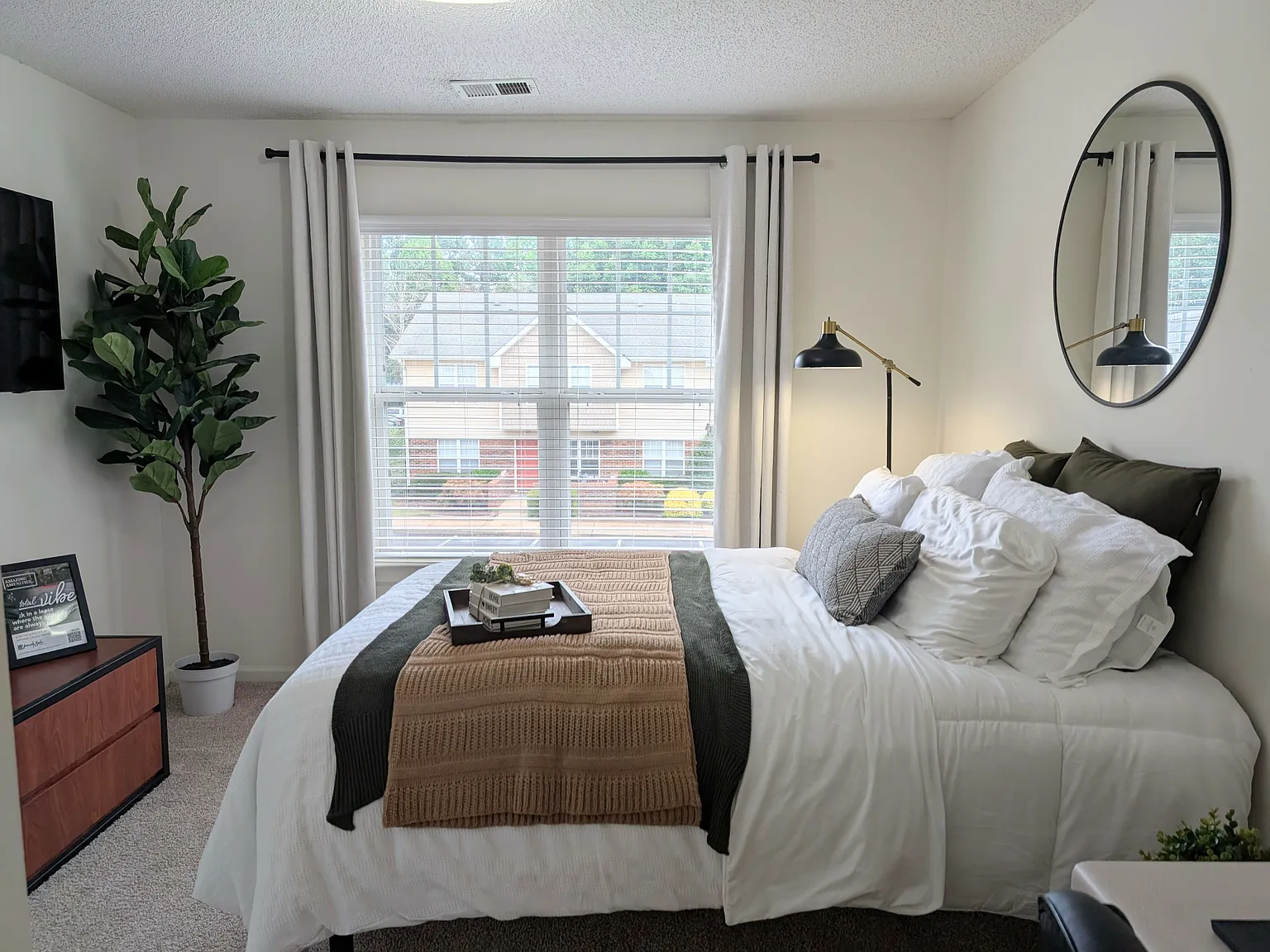 University Suites Student Housing — Photo 2