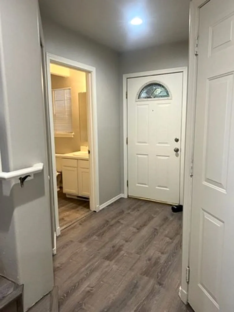 $500 Off First Month's Rent Fully Renovated Renton Highlands 3-Bedroom, 2.5 Bath, 1234asf Townhome. — Photo 2