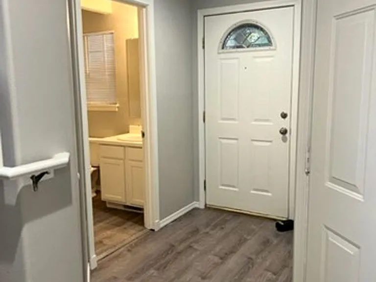 1008 Sunset Blvd NE #B — Photo 2