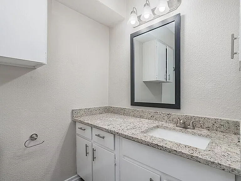C2 - 2BD, 2BA - 1350SF - Master Bathroom