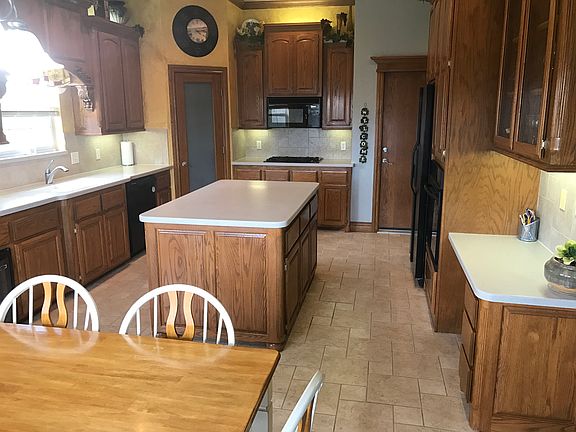 Kitchen with large island