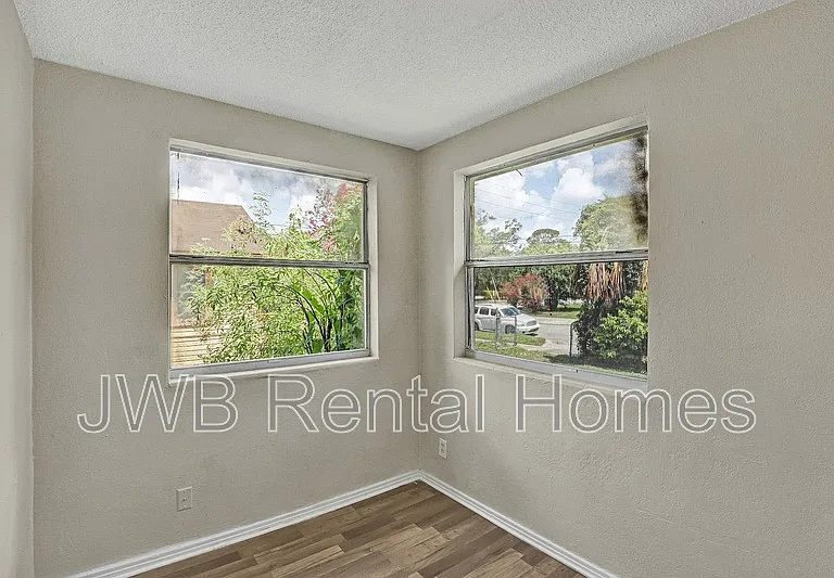 1288 W 28th St — Photo 23