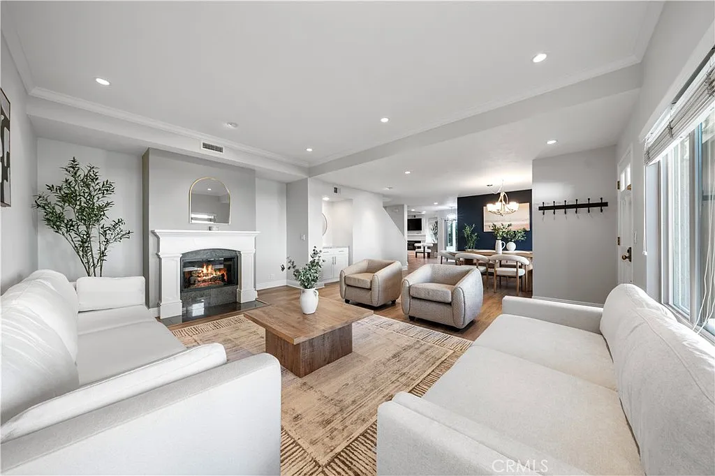 4 bed, 2.5 bath, 2326 sqft, $7,200 — Photo 4