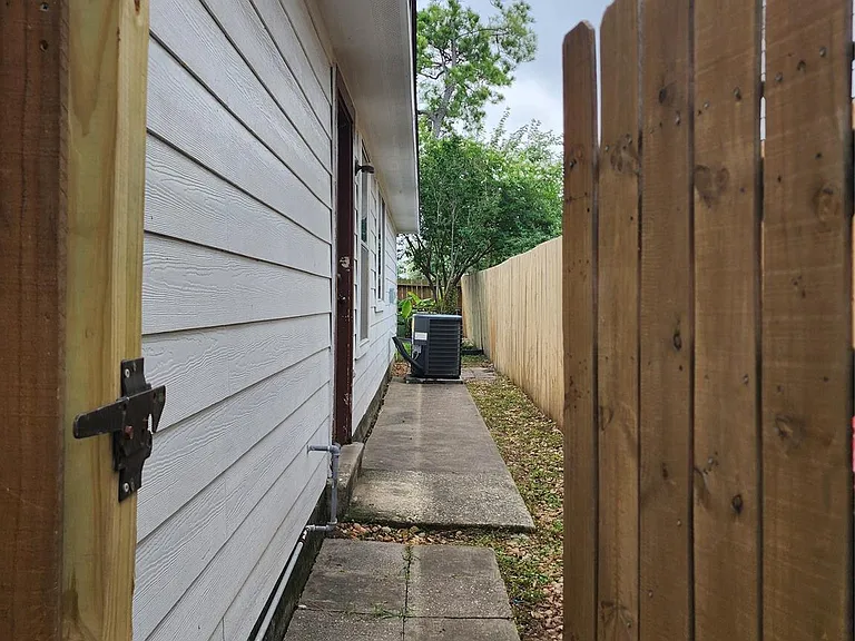 638 Aldenwick Ln — Photo 20