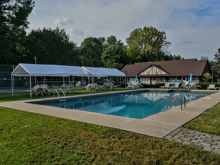 Beautiful Pool for Summer Enjoyment!