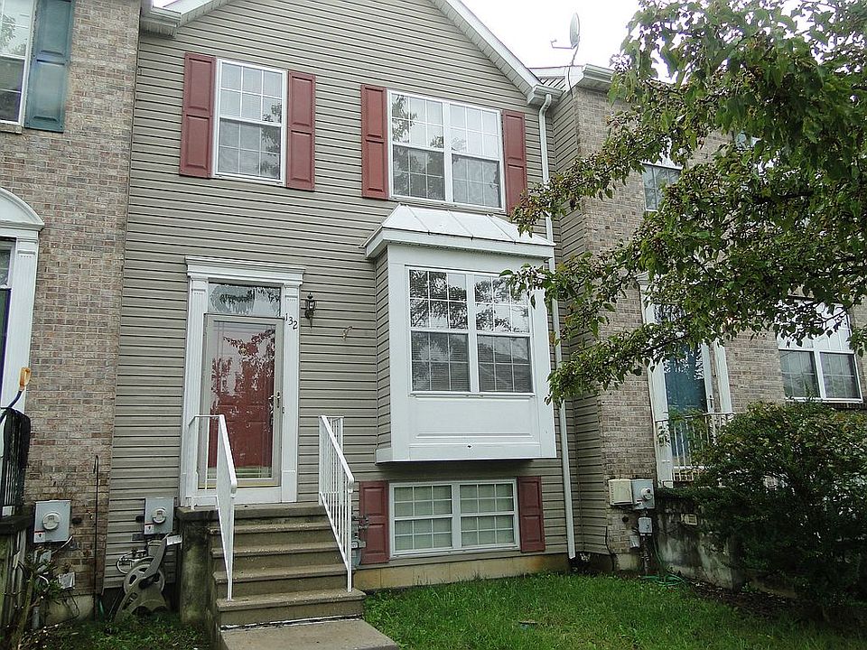 1st image of 132 Versailles Ct