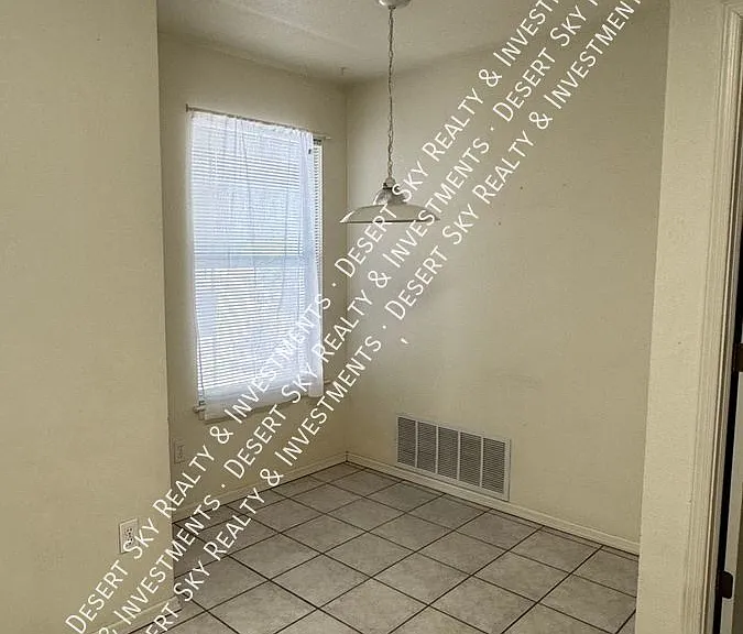 2481 Sunridge Dr — Photo 8