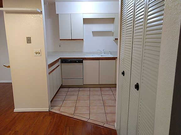 Tile floor & dishwasher