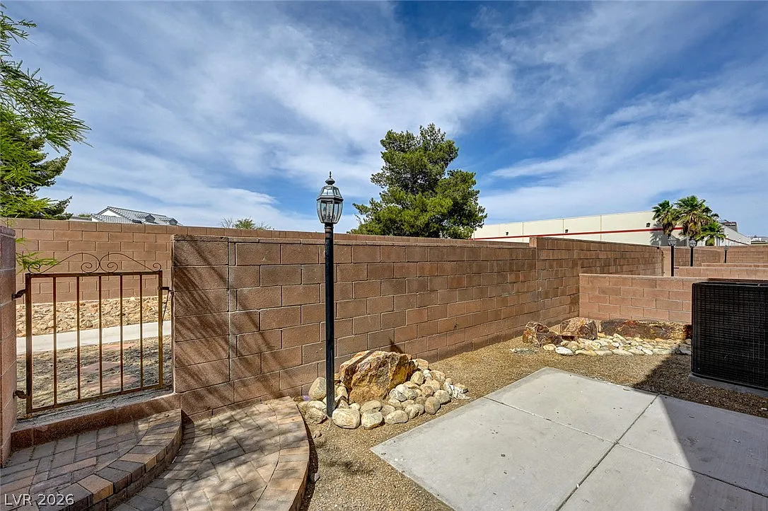 3 bed, 2.5 bath, 1327 sqft, $2,217 — Photo 1