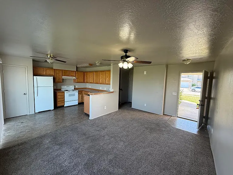 1611 E Coeur D Alene Ave — Photo 2
