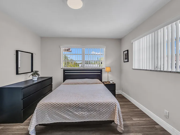 303 N Federal Hwy — Photo 10
