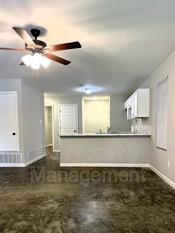 4 bed, 2.0 bath, $1,395 — Photo 2
