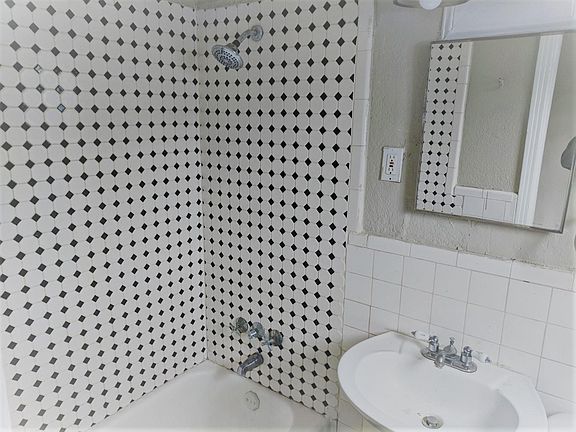 3rd image of 912 W 1st St APT 1