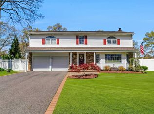 2 Kristi Ln, Lake Grove, NY 11755