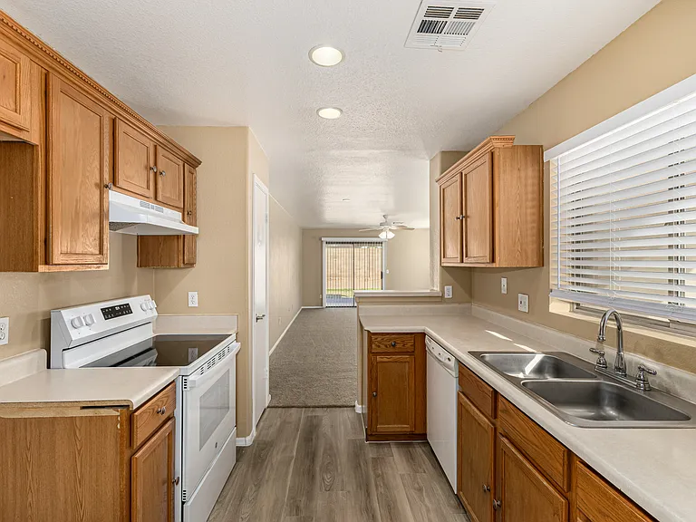 878 E Graham Ln — Photo 13