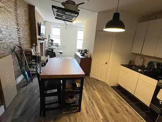 Rented by Delmark Realty LLC | media 38