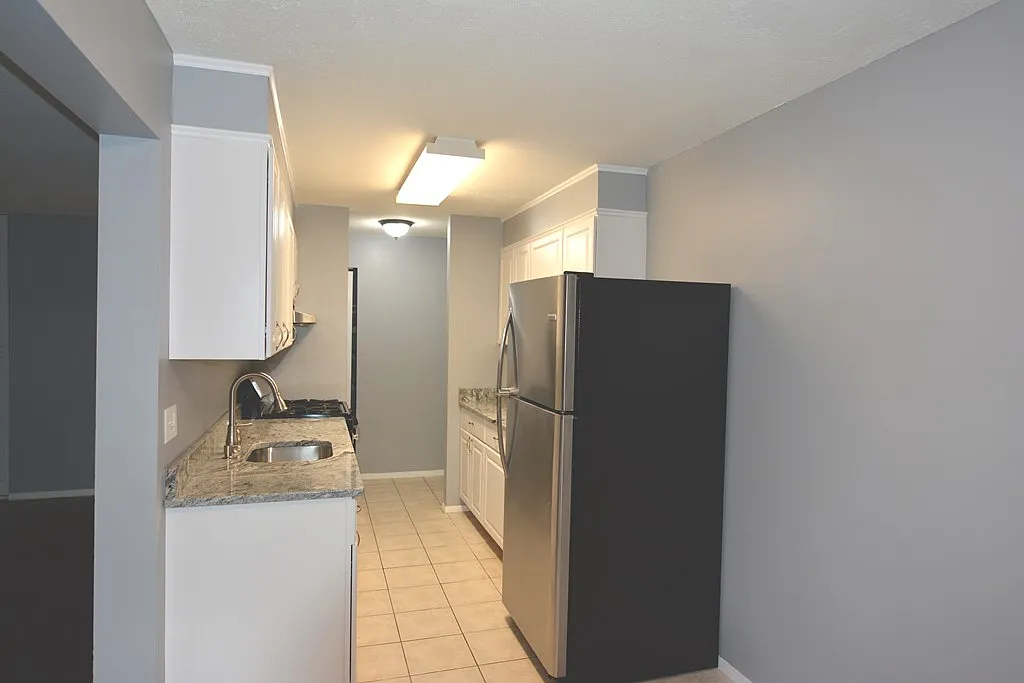 2 bed, 1.5 bath, 925 sqft, $2,100 — Photo 3