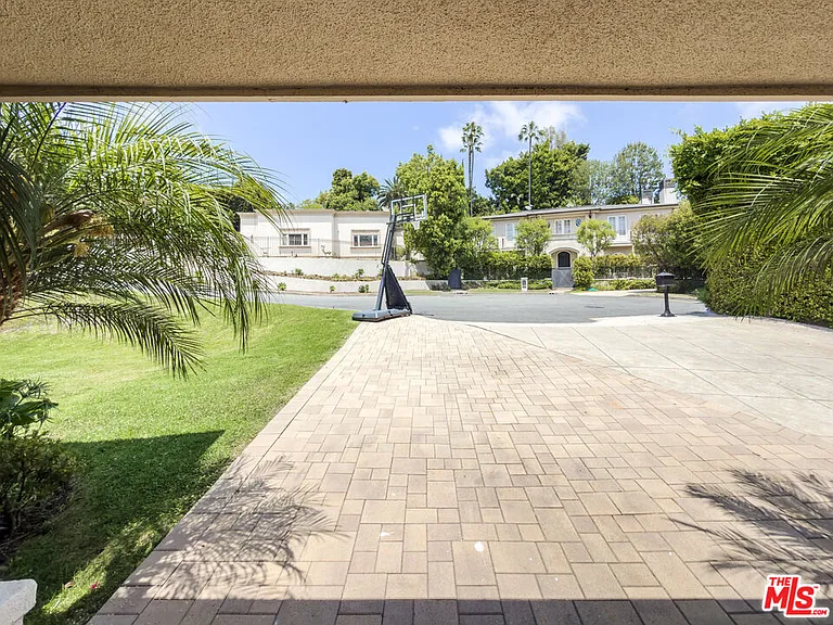 1094 Garden Ln — Photo 10