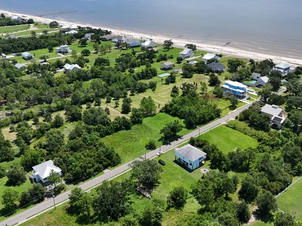 137 Oak Blvd, Waveland, MS 39576
