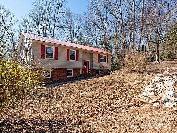 2nd image of 9 Oak Knoll Dr