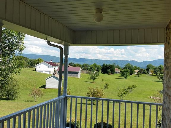 3rd image of 1012 Towns View Dr