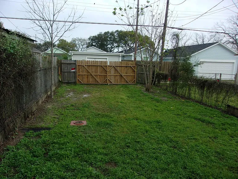 5214 Avenue R — Photo 18