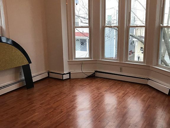 3rd image of 28 Tuxedo Ave