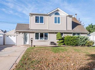 45 Flamingo Rd, Levittown, NY 11756