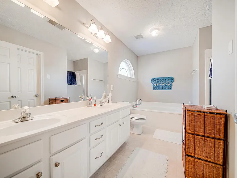 1013 Marshall St — Photo 15