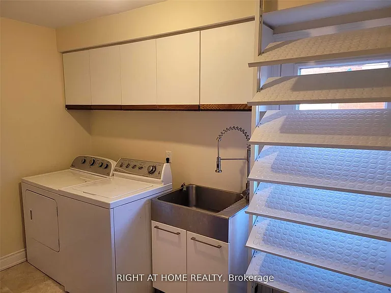 1080 Glenashton Dr #UPPER — Photo 5
