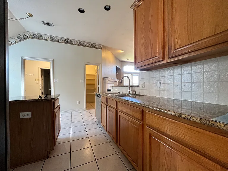 2028 Greenfield Ln — Photo 10