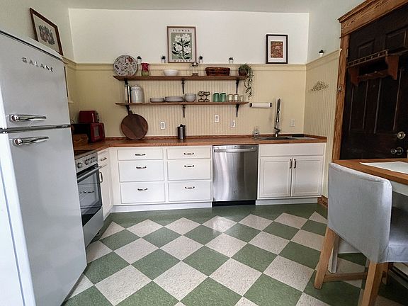 5th image of 123 W Elm St Floor 2