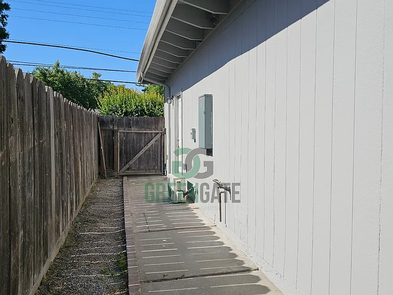 3105 E Orangeburg Ave — Photo 3