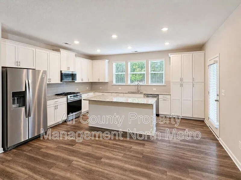 3 bed, 3.5 bath, 2688 sqft, $2,850 — Photo 4