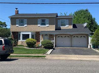 25 Stuyvesant St, Brentwood, NY 11717
