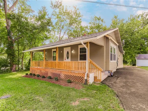 5011 Welborn Ln, Kansas City, KS 66104