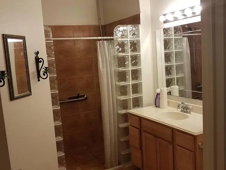 Master on suite bathroom (handicapped accessible)