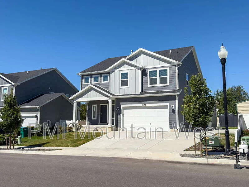 4 bed, 3.5 bath, 3200 sqft, $2,995 — Photo 2