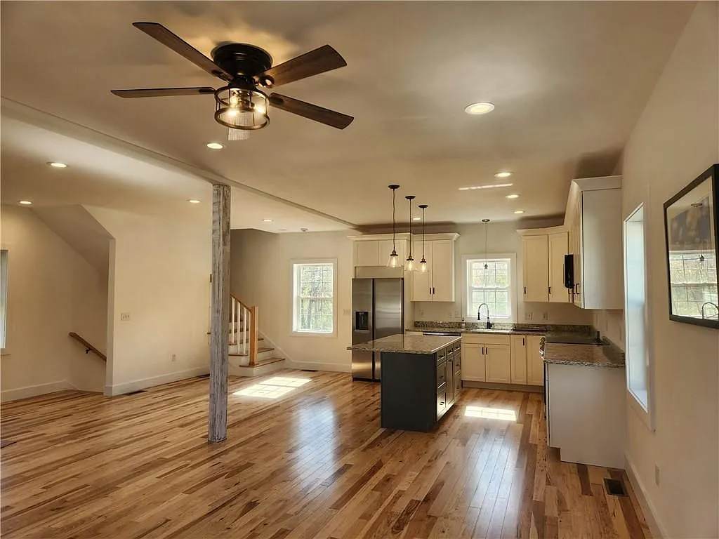 4 bed, 3.0 bath, 2204 sqft, $4,900 — Photo 4