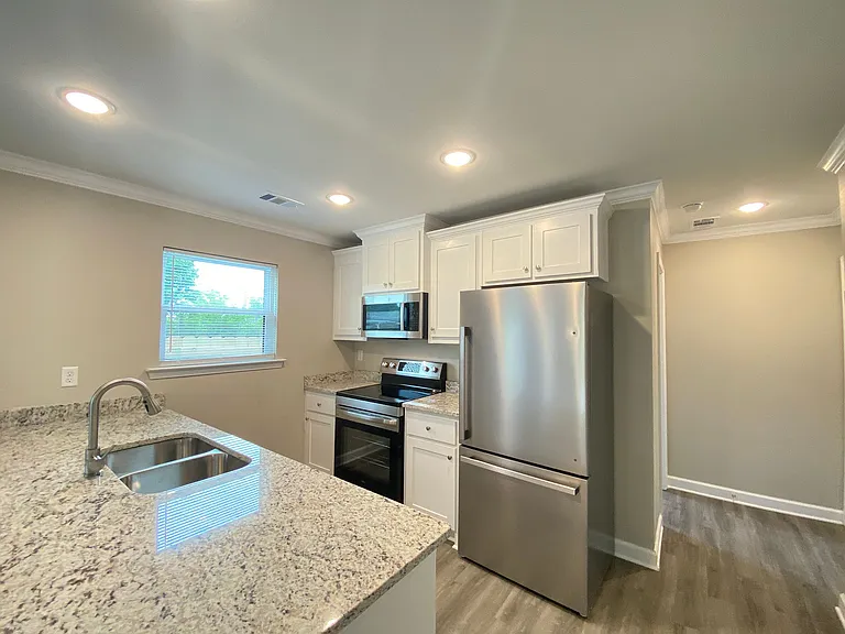 400 N Elm St — Photo 8