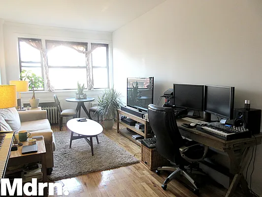 Rented by Mdrn Residential | media 9