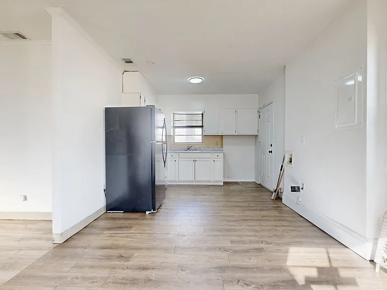 526 Ware St — Photo 3