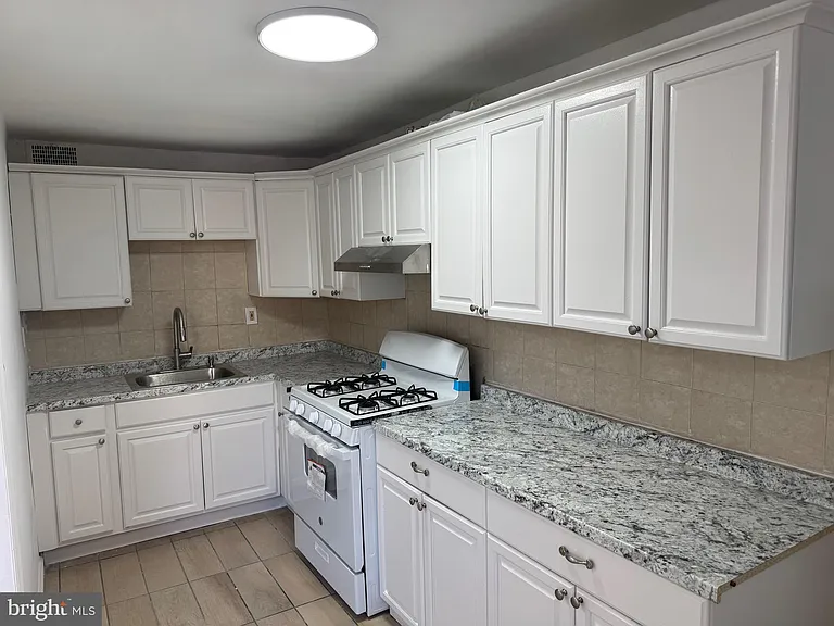 1203 Edgehill Rd — Photo 2