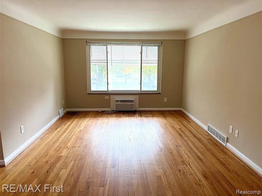 2 bed, 1.0 bath, 900 sqft, $1,350 — Photo 3